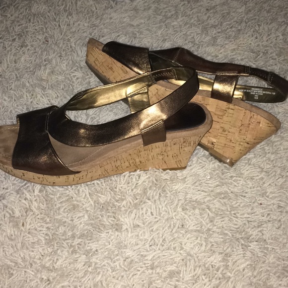 CLOSET CLEAROUT!! Nine West cork wedge - Picture 2 of 4